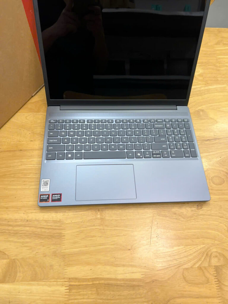 Lenovo Slim 3 Xiaoxin 15C – R7 8745HS 16GB RAM 512GB SSD Radeon 780M OLED 15.1" 2.5K 165Hz (New)