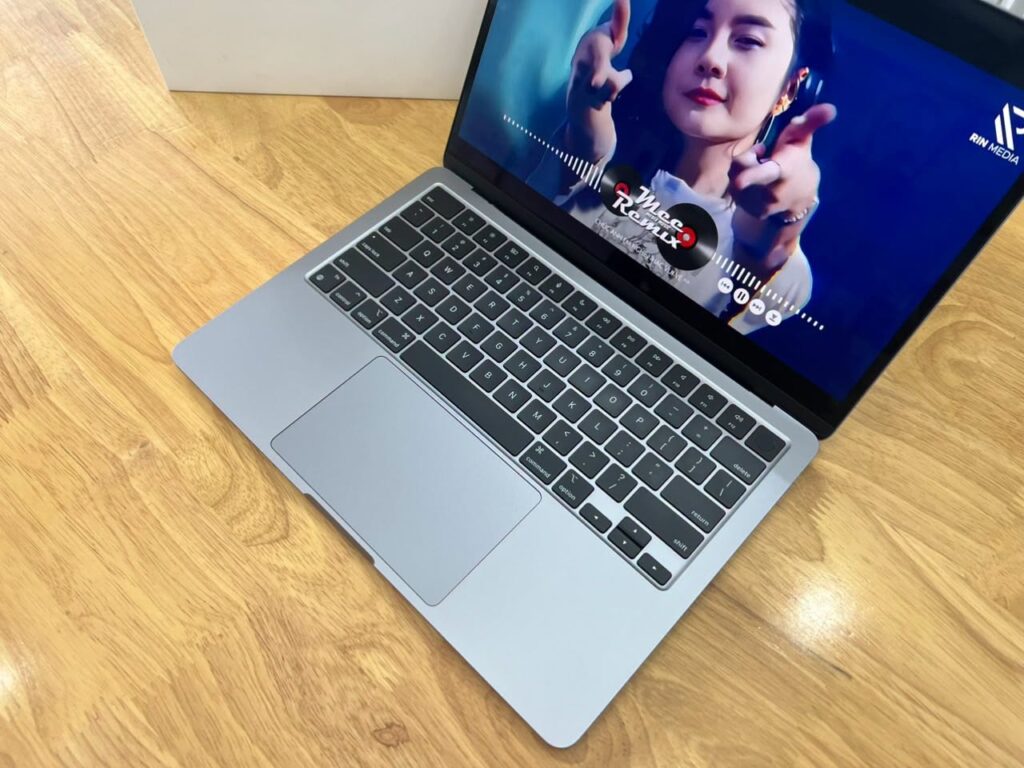 Macbook Air M3 - 13 inches M3 16GB RAM 256GB SSD LCD 13.6 Retina Touch ID Truetone Liquid Retina