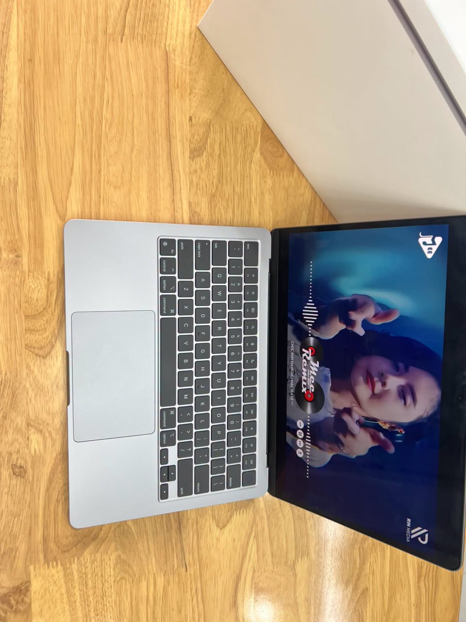Macbook Air M3 - 13 inches M3 16GB RAM 256GB SSD LCD 13.6 Retina Touch ID Truetone Liquid Retina - Ảnh 2