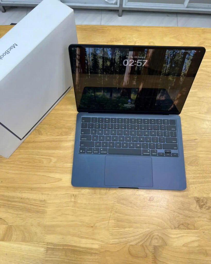 MacBook Air M2 (Midnight) - Apple M2 16GB RAM 256GB SSD LCD 13.6" Liquid Retina, True Tone, TouchID